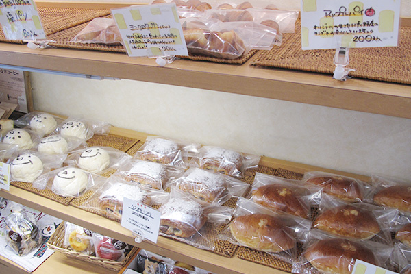 お菓子工房NOIX（ノワ）のパン陳列棚
